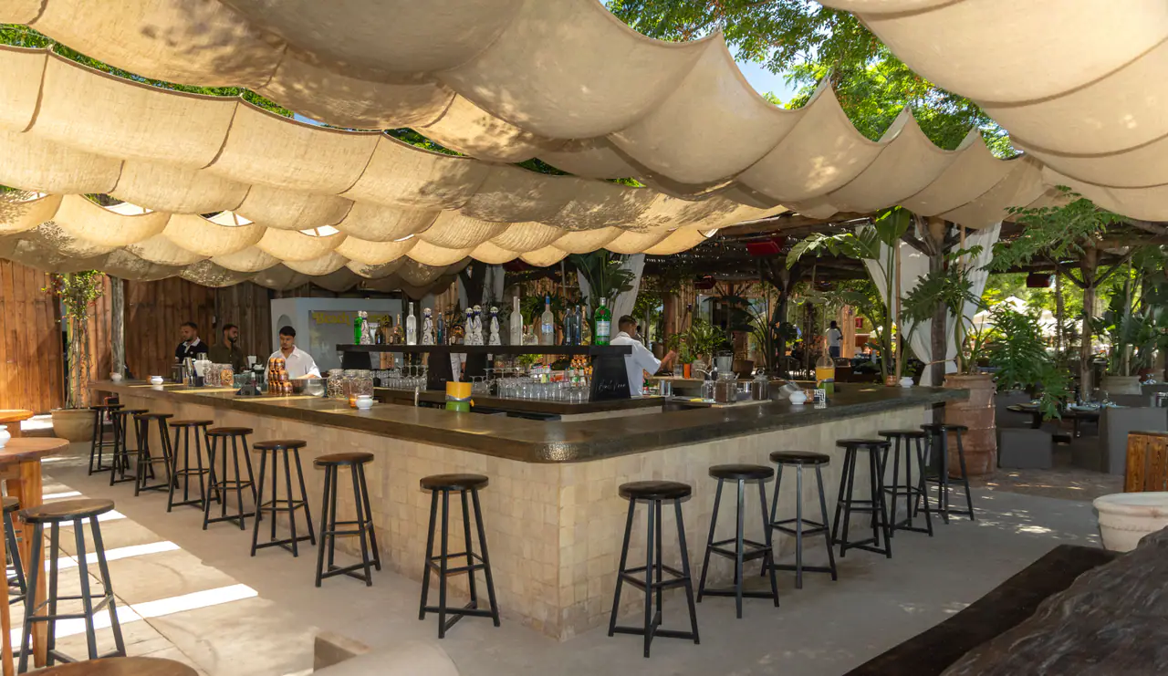 Comptoir du bar et tabourets sous les voiles