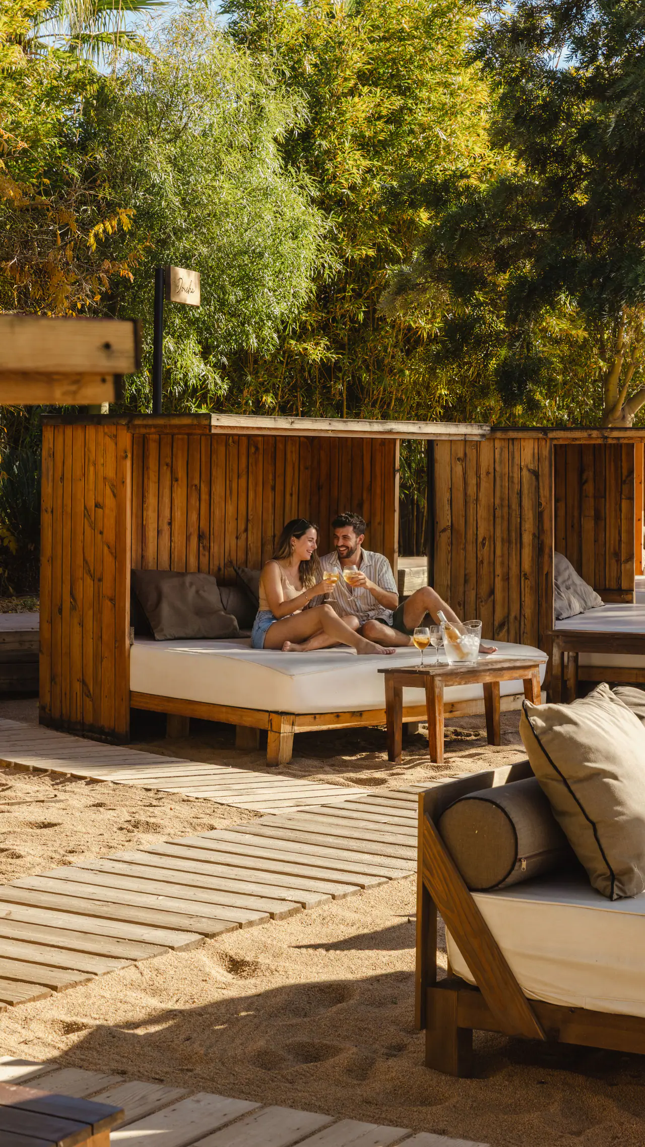 Cabanes en bois et beds sur le sable