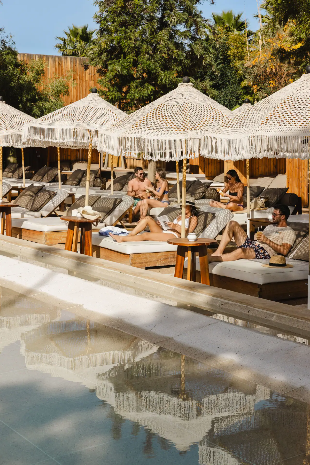 Clients sur les beds au bord de la piscine