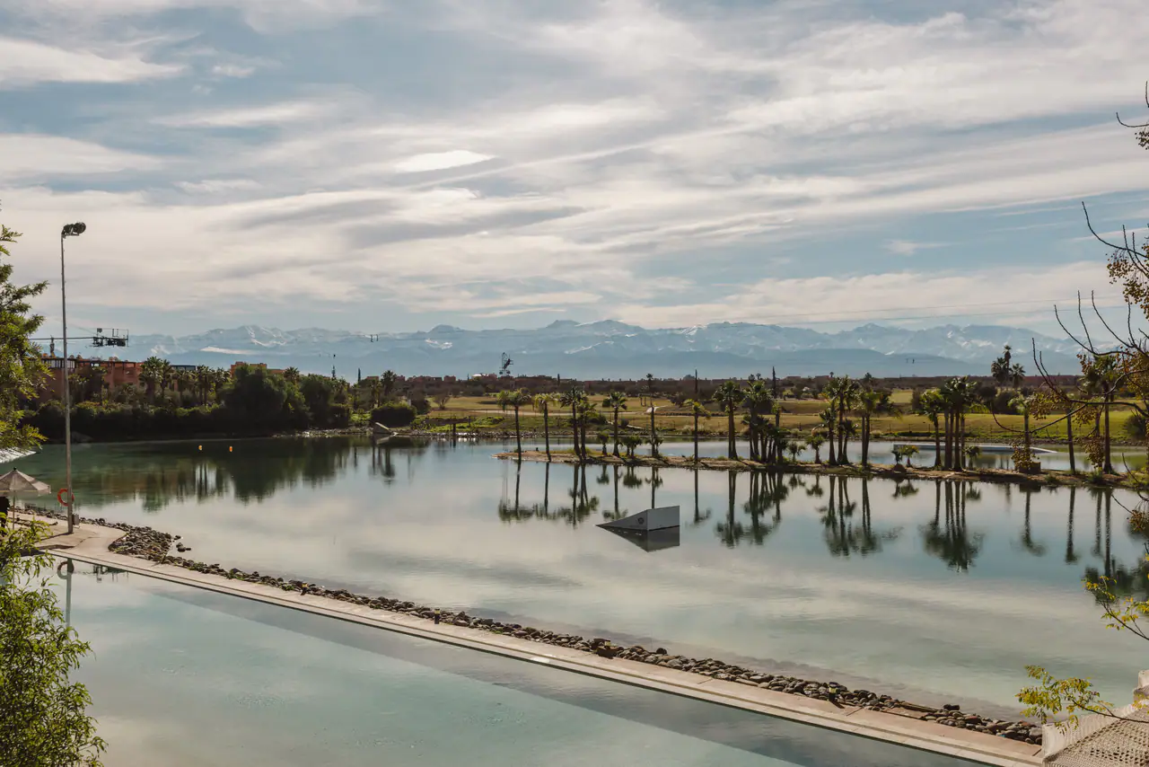 Le lac, ses palmiers et l’Atlas vus depuis la piscine