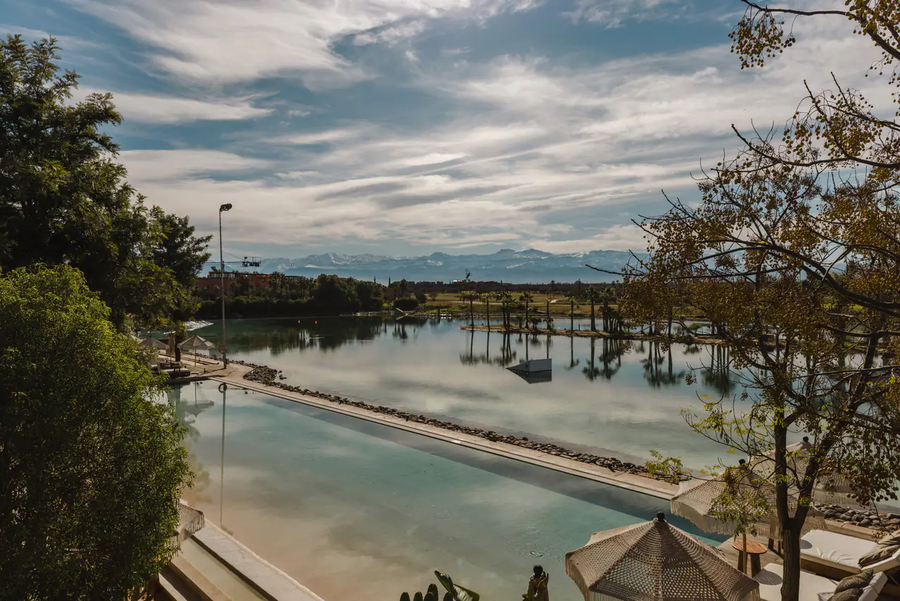 Panorama sur la piscine, le lac et l’Atlas