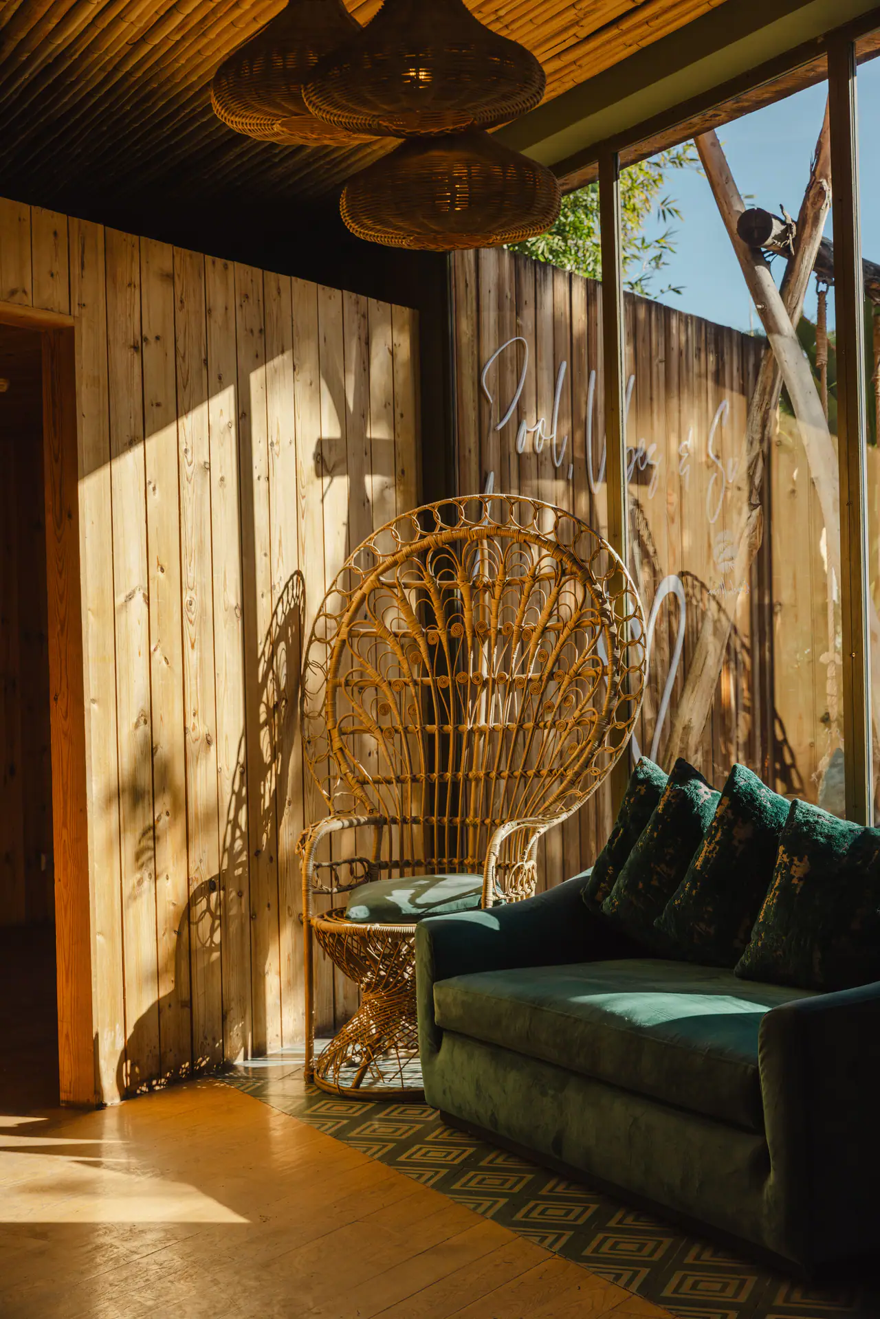 Salon intérieur avec fauteuil en rotin