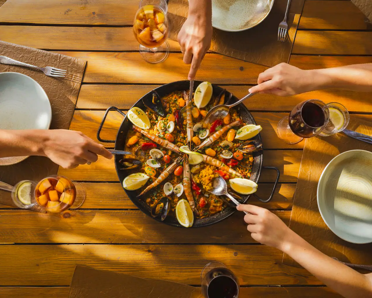 Paella aux fruits de mer partagée à table, vue du dessus