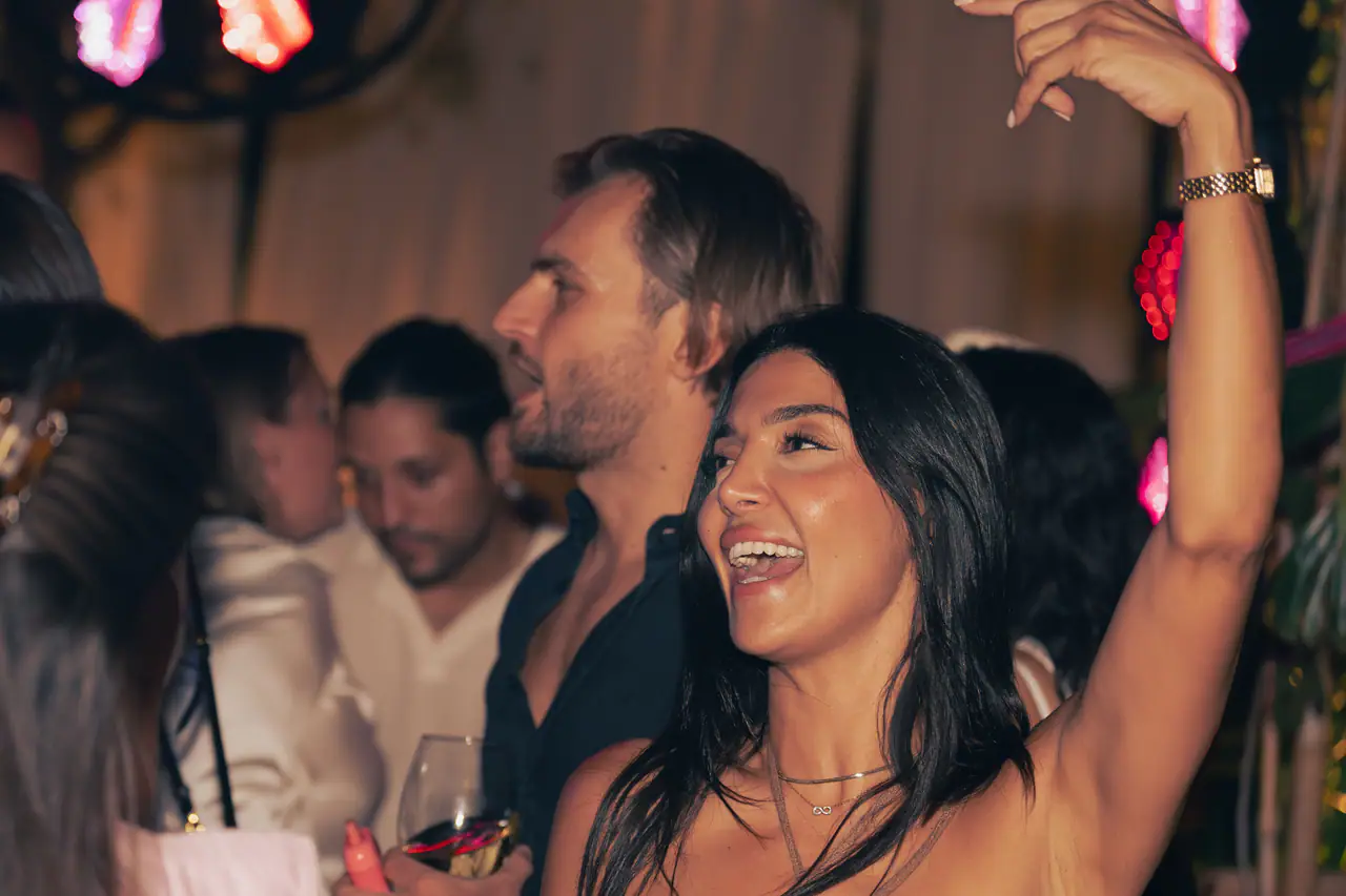 Invitée qui célèbre en soirée