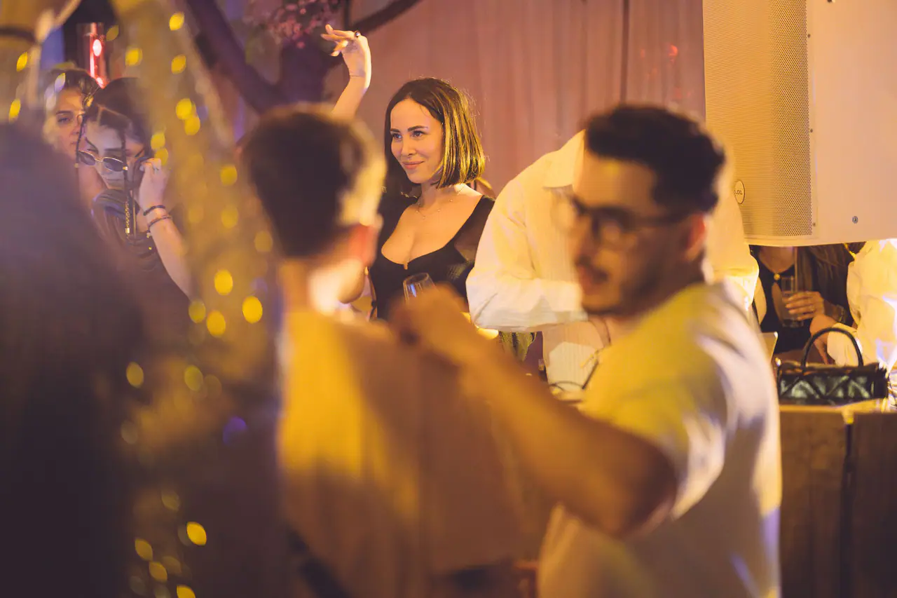 Invités qui dansent en soirée