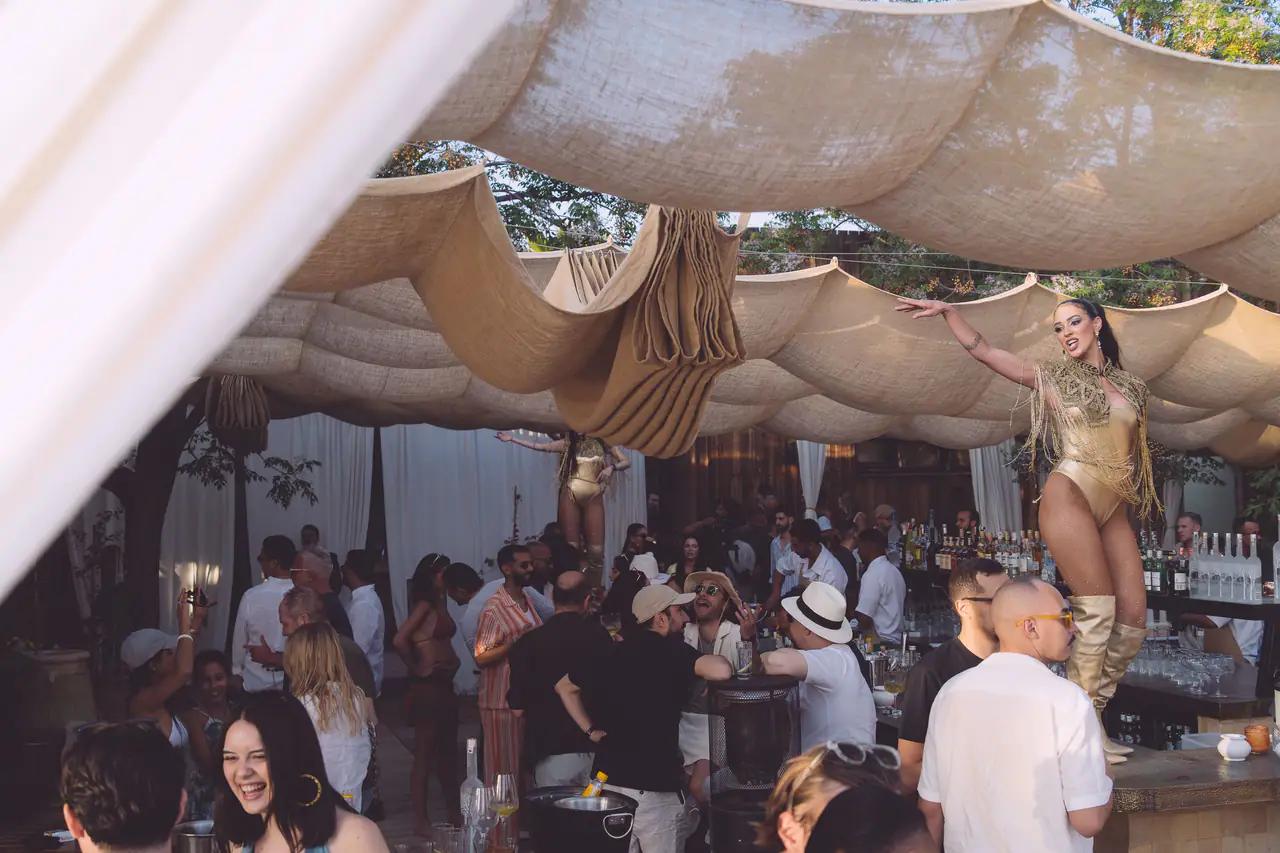 Fête en journée sous les voiles du bar