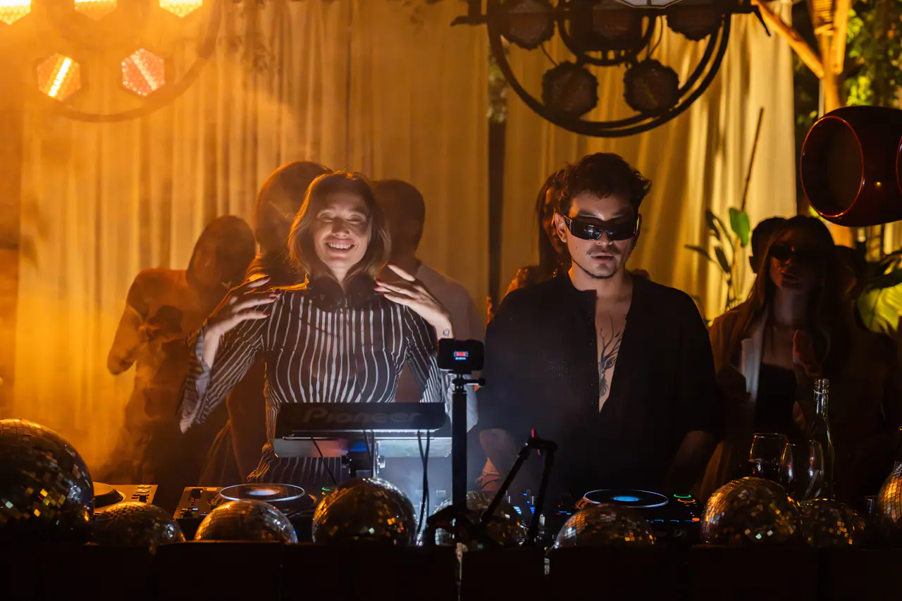DJ aux platines en soirée
