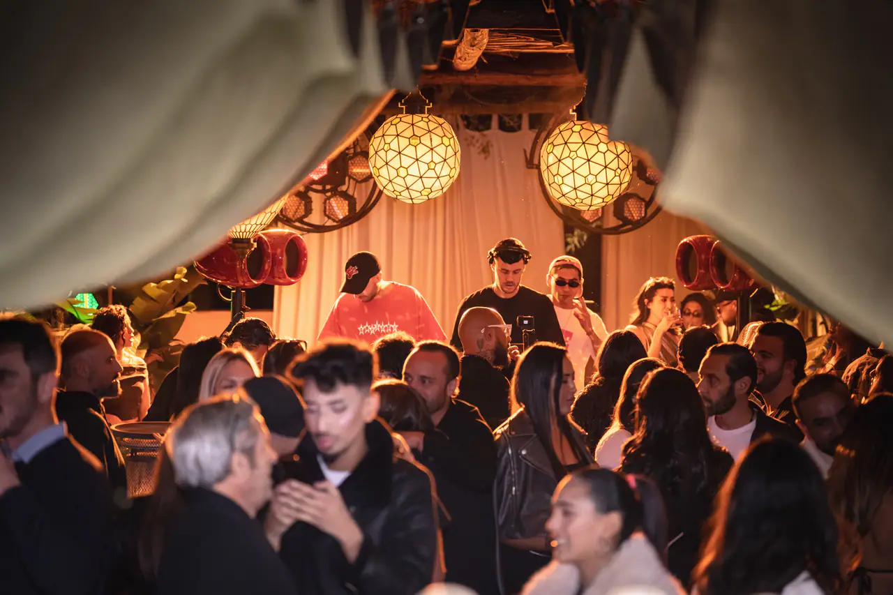 Soirée sous les lanternes et les rideaux